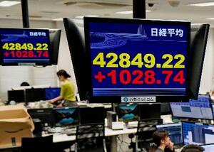 上げ幅が一時1000円を超え、4万2800円台を付けた日経平均株価を示すモニター。取引時間中として史上最高値を更新した=12日午前、東京都港区の外為どっとコム