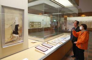 良寛の里美術館で始まった企画展。十日町市の画家、羽鳥絹世さんが貞心尼を描いた作品が目を引く=4月6日、長岡市島崎の良寛の里美術館