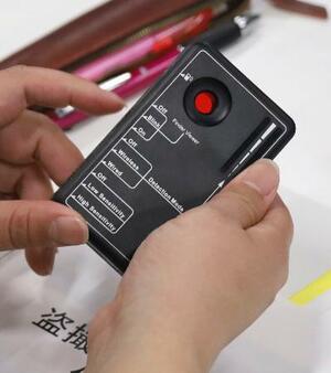 配布された盗撮カメラの探知機=16日午後、水戸市役所