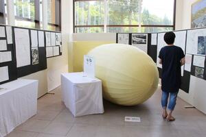 模擬原爆の模型や関係者の証言などが展示されている企画展=阿賀町鹿瀬