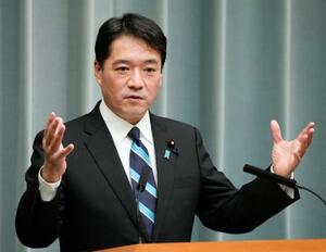 記者会見する尾崎官房副長官=27日午後、首相官邸