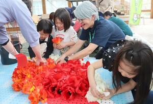 チューリップで花絵作りに挑戦する子どもたち=19日、新潟市中央区清五郎
