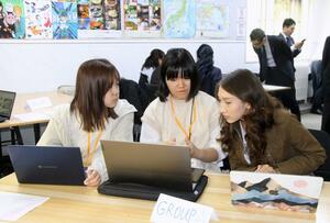 産業や給食などをテーマに意見交換する県内大学とモンゴルの大学の学生たち=8月、ウランバートル
