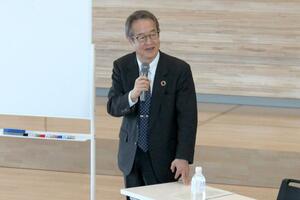 生成AIと人権について講演する北口末広さん=三条市元町