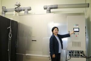 菌床製造装置を説明する楽々の駒場裕美CEO=燕市