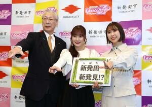 「ももいろクローバーZ」の玉井詩織さん(右から)、佐々木彩夏さん。左が二階堂馨市長=1月、新発田市役所