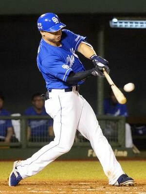 9回中日2死二、三塁、細川が左越えに逆転3ランを放つ=福島