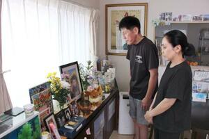 久保田大治郎さんの遺影を見つめる母真実さん(右)と父純司さん=8月、東京都八王子市