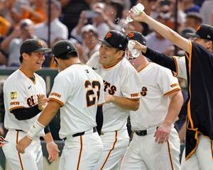日米通算200勝を達成し、チームメートから祝福を受ける巨人・田中将(中央)=東京ドーム