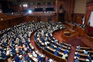 日本学術会議を現行の「国の特別機関」から特殊法人に移行させる法案が可決、成立した参院本会議=11日午後