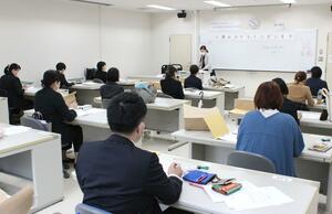 認知症看護認定看護師の教育課程開講を前に開かれたオリエンテーション=長岡市深沢町