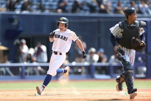 帝京長岡－新発田南　２回新発田南２死三塁、服部舜の適時打で生還する小川瑠威＝エコスタ