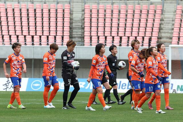 新潟L-C大阪ヤンマー 試合終了後、敗戦に肩を落として引き上げる新潟Lの選手たち=ビッグスワン