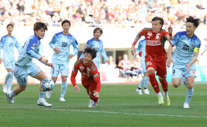 新潟―富山　後半、頭で合わせゴールを狙うＦＷ若月大和＝ビッグスワン
