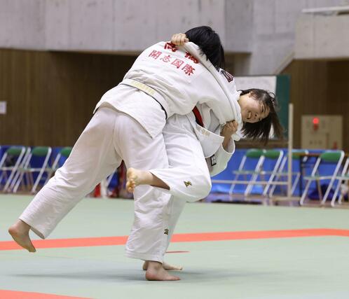 柔道女子団体決勝　新潟第一－開志国際　新潟第一の先鋒小泉由愛（右）が攻める＝長岡市市民体育館