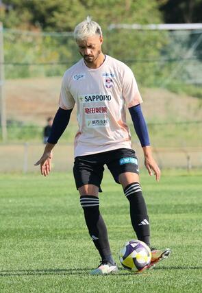 J1第34節アウェー東京V戦の前日練習に参加するJ1アルビレックス新潟のDF舞行龍ジェームズ=17日、聖籠町