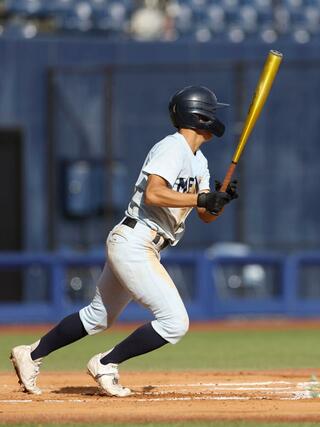 新潟明訓－帝京長岡　６回表、新潟明訓の髙橋隆太が適時打を放ち５－０＝エコスタ