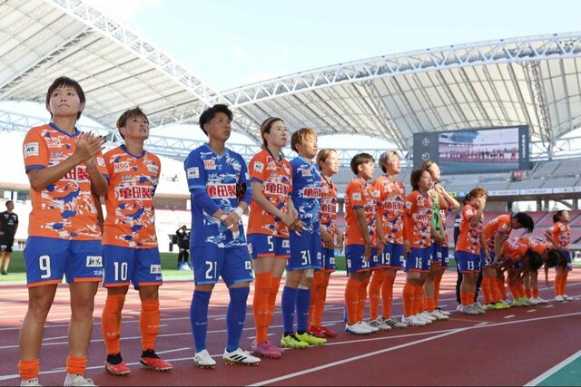 新潟Ｌ－日テレ東京Ｖ　試合後、サポーターにあいさつするＦＷ川澄奈穂美（左）ら新潟の選手たち＝デンカビッグスワン