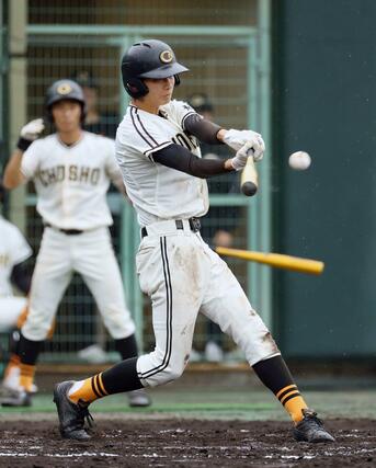 小出－長岡商　長岡商７回２死二、三塁、倉持龍登が勝ち越しの２点適時二塁打を放つ＝三条市パールスタ