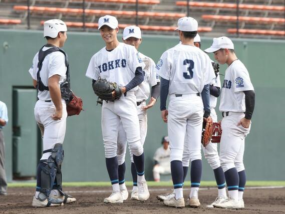 六日町－開志学園　４回、マウンドで言葉を交わす六日町の選手たち＝三条パール金属スタジアム