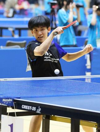 卓球男子団体３回戦　新潟産大付－愛工大名電　シングルスを戦う新潟産大付の小林侑立＝８月１日、山口県下関市のＪ：ＣＯＭアリーナ下関