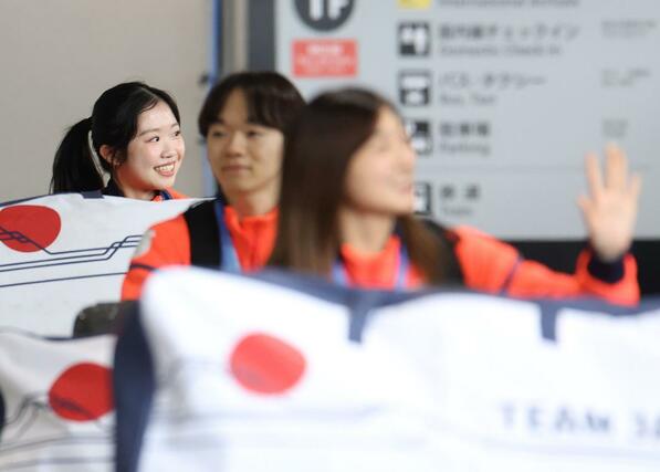 ファンの声援に応えるフィギュアスケート女子の中井亜美（奥）＝２４日、成田空港