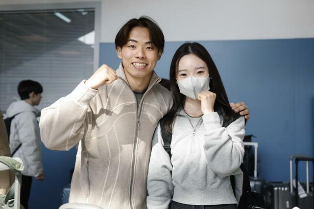 プラハの空港に到着し、ポーズをとるフィギュアスケートペアの長岡柚奈（右）と森口澄士＝２３日（共同）