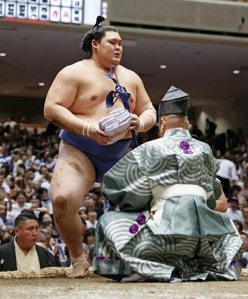 安青錦を下し懸賞金を受け取る大の里＝両国国技館