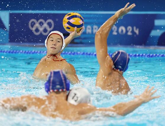 日本－フランス　第２ピリオド　稲場がシュートを決め５－４＝サンドニ（新潟日報社写真映像部・新井田悠）