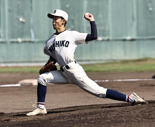 小千谷西－高田北城　力投する小千谷西の柳祐太＝９月６日、柏崎市佐藤池球場