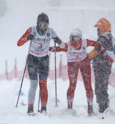 女子リレー　１走後藤ゆいか（右）が、２走今成結菜へリレー