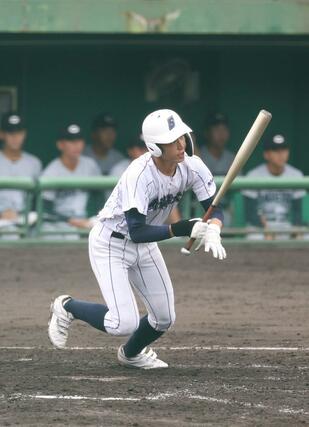 新潟産大付－中越　四回裏　２死三塁、新潟産大付の古川冬聖が適時二塁打を放ち１点を返し１－３＝１３日、長岡市の悠久山球場