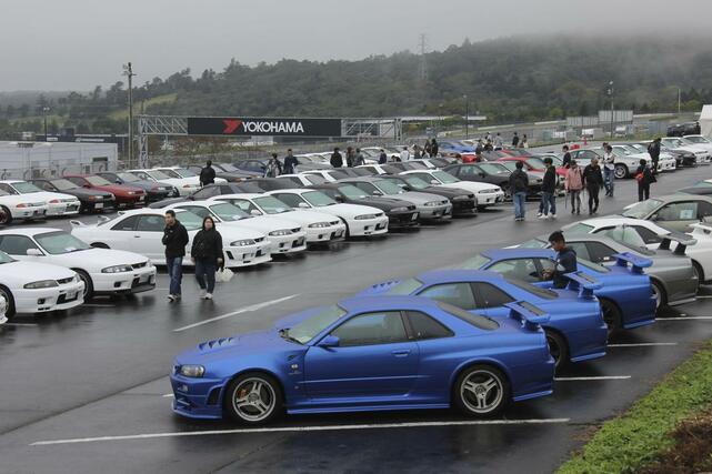 富士スピードウェイで開かれたイベントに合わせて、全国各地から集結した日産自動車のスポーツカー「GT-R」=10月、静岡県小山町
