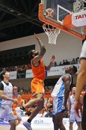 新潟－東京Ｕ　第３クオーター、フェルプスがシュートを決め４６－７４＝アオーレ長岡