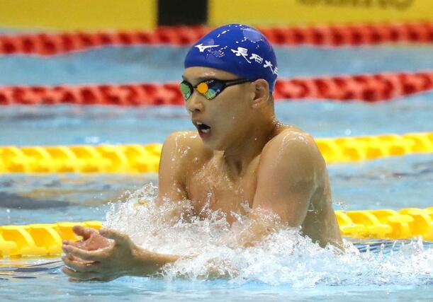 男子200メートル平泳ぎ決勝 大会新記録で初優勝した今泉悠成(長岡大手)=ダイエープロビスフェニックスプール