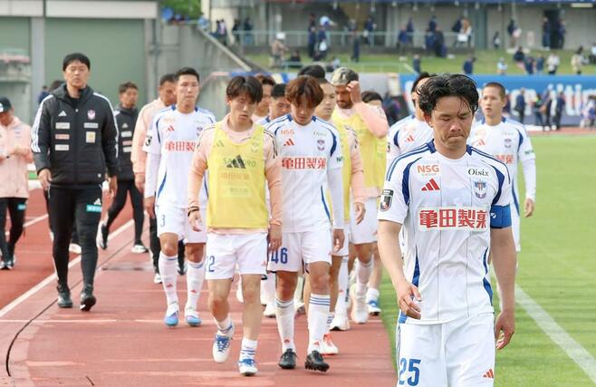 富山に敗れ、悔しい表情でスタンドへ向かう主将の藤原奏哉（右）ら＝富山県総合運動公園