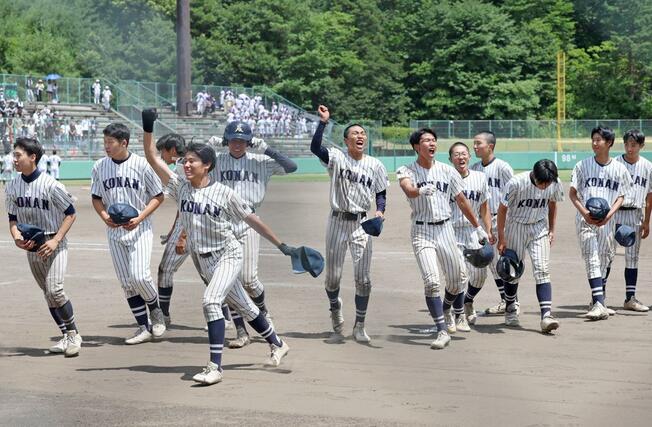 新潟江南－村上　村上にサヨナラ勝ちし、スタンドに向かって喜ぶ新潟江南ナイン＝新発田市の五十公野
