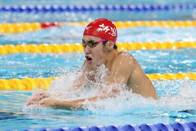 ３位入賞した根岸歩夢（長岡大手高）の平泳ぎ＝滋賀県草津市