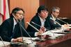 文科・国交両省がまとめた安全確保策について説明する担当者ら=30日午前、文科省