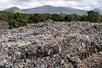 プラスチックでいっぱいになったフィリピン・リサール州のごみ処分場=2024年(ロイター=共同)