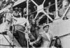 　イスラエル中部テルアビブで船から下りるユダヤ人移民ら＝１９４８年５月（ゲッティ＝共同）