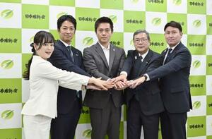 記者会見で人事を発表し、写真に納まる日本維新の会の(左から)高木佳保里総務会長、藤田共同代表、吉村代表、中司宏幹事長、斎藤アレックス政調会長=12日午後、大阪市中央区