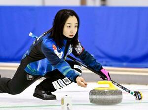 カーリングの代表決定戦に向け練習するロコ・ソラーレの藤沢=稚内市みどりスポーツパーク