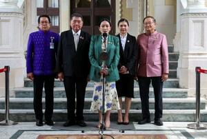 タイの憲法裁判所が職務停止を命じたことを受けて話すペートンタン首相(中央)=1日、バンコク(ロイター=共同)