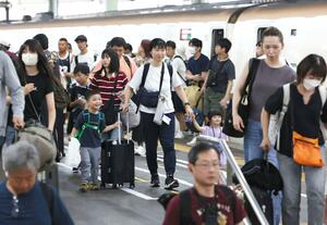 帰省客らで混雑したJR新潟駅の新幹線ホーム=9日、新潟市中央区