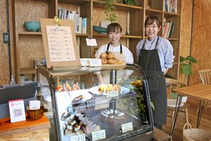 オーナーの田中美雪さん(右)と、妹の加藤聡美さん=燕市笈ケ島