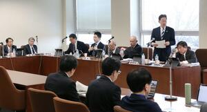 妙高市のリゾート開発に関する道路改良などを審議した建設公安委＝９日、県議会