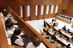 市議と井畑明彦市長とのやり取りを傍聴する中条高校の2年生=胎内市議会