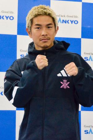 　練習を公開しファイティングポーズする井岡一翔＝東京都内