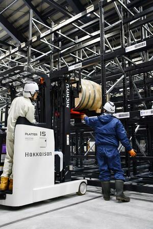 八海醸造がつくったウイスキー専用貯蔵庫にたるが初めて搬入された=南魚沼市長森